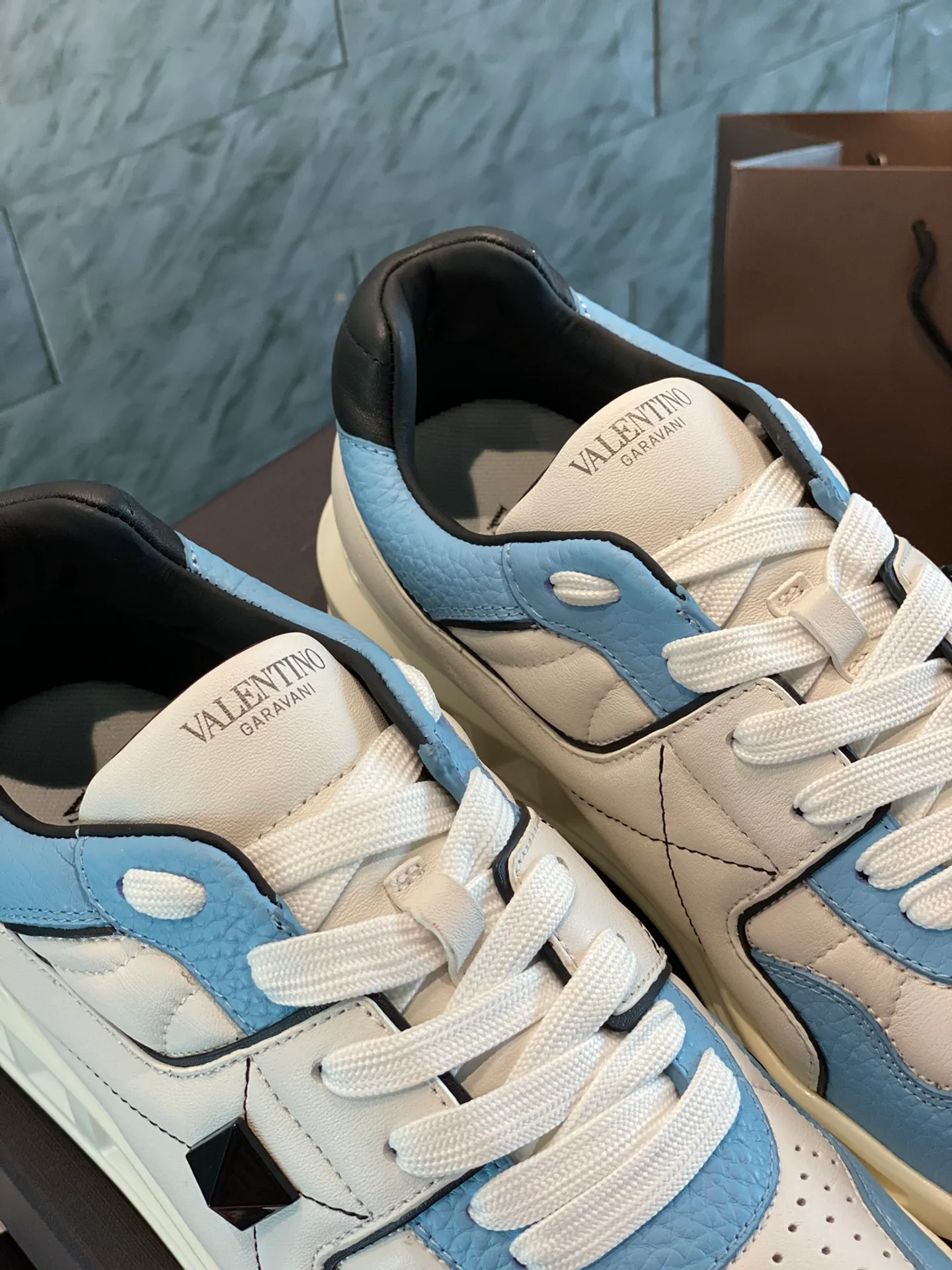 👟👟Ex-factory price 780👟👟 Valentino ONE STUD calfskin lace-up sneakers. Soft suede low-top sneakers, classic and versatile, couple's sneakers, special goods, worth buying! A pair of simple shoes with unique details will save you from the difficulty of dressing. OneStud sneakers, with quilted plaid and oversized rivets, create an eye-catching punk style and get rid of the heavy feeling of this season's clothing. U👟👟Ex-factory price raise calfskin derby shoes, with exquisite leather construction and simple silhouette, smooth lines set the tone of coolness, they are a versatile item in the wardrobe. There are more Valentino boutique shoes waiting for you to unlock! It’s time to get the shoes you’ve been coveting for a long time! Officially on sale 7,+++ - Seven straps, decorated with metallic rubber effect. Decoration on the back and tongue. Size 35-44.
